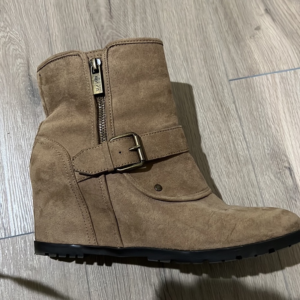 Boots - Picture 2 of 8